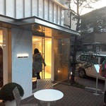 アテスウェイ - お客さんがひっきりなしに入っていきます。