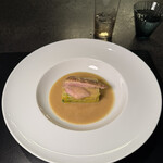 Alternative - 4皿目
      ペルドローグリ（山ウズラ）胸肉のロースト、ソースアルビュフェラ。