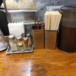 麺屋ひょっとこ - 卓上 調味料は胡椒、酢、一味
