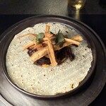 Alternative - 2皿目
      蝦夷鹿の赤ワイン煮のタコス。