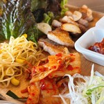 ヌンジャ食堂 - サムギョプサル、豆もやし、キムチ