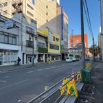 KUBEL'S COFFEE - この奥を曲がるとラーメンのふじ原さん