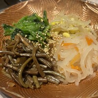 個室焼肉 牛姫 恵比寿本店 - ナムル盛り4種 　　ゼンマイ、大根、ほうれん草、もやしの4種