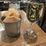 アガリコ 新宿 オリエンタルビストロ - 白ワインとお通し