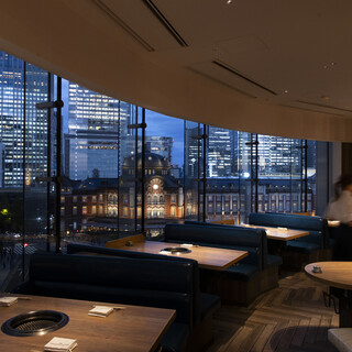 2名～4名様のソファー席。東京駅を一望できます。