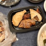 老酒舗 - おみやで持ち帰った豚足と揚げ餃子