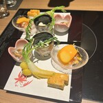 はれや別邸 - 前菜 焼雲丹真丈、浅利照り焼き、大根カラスミまぶし、柿蟹なます、菊菜ときのこ白和え、銀杏水晶揚げ
