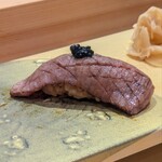 祇園鮨 琢 - 炙り神戸牛キャビア乗せ