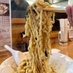 麺屋酒田 - 独特なプリプリな極太ちぢれ麺をリフトUP⤴️