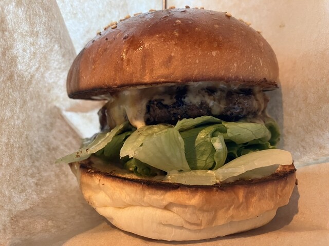 Cow Burgers（カウバーガーズ） - 美術館図書館前（ハンバーガー）の写真