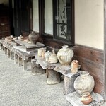 そば玄 - お店の入り口にはたくさんの壺などの陶器がずらりと並べられています。なんだか楽しい♪