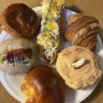 マエジマ製パン - 中央上から時計回りで〰️
      柚子こしょうドッグ　クロワッサン
      ｷｬﾗﾒﾙ林檎のﾌﾞﾘｵｯｼｭ    クリームパン
      ヤンニョムチキンサンド　クイニーアマン
      