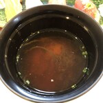 喜福 - 潮さいコース（前菜、小鉢、焼魚、エビフライ、茶碗蒸し、にぎり五種盛り、赤だし、漬物、デザート）：３７４０円の赤だ