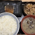 吉野家 - 料理写真:見事なまでのAll brown ここまで茶色いと
炊き込みご飯でお米も茶色にしたくなる