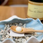 onde - アミューズ。 オリーブオイルに浸ったスプーン一杯の自家製モッツァレラ。 岩塩をちょろっとのっけて。