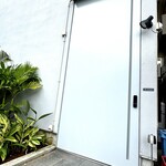 onde - 入り口、その１。 2、3cmの小さな段差があります。 この扉が車いすにはわりと重い。