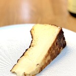 onde - 自家製バスクチーズ。 水チョコが人気みたいですが、これもなかなかやります。 中心部は生感があり、表面はこんがり焼かれて甘さ、コク、濃縮感が強いデザート。 ３,500円のコースでこれ以上の贅沢は言えません。