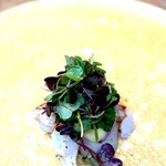 onde - グリルされて甲殻類の香ばしい香り漂います。 きのこ類のちょっと甘く謎めいたソースに、 くるみオイルと柑橘ジュースをさっとまわしかけ、広島の梶山農園さんのマイクロリーフをのっけて。 清涼な酸味にほのかな甘み、甲殻類が放つ香りと濃い旨み。 そそるぜ、これは。 立派にフレンチしてますよ。