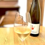 onde - おまかせ＃２ アルザスのピノグリをリコメンド。 ちょいスモーキーで、苦味と渋みの変化球。 次の料理にピッタリなんだとか。