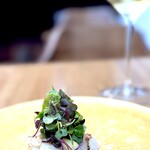 onde - 続いて本日の前菜。 天然赤海老の炙りとクレームドシャンピニオン柑橘の香り 鮨にも使えるくらいの半生状態の大きな赤エビが２匹。