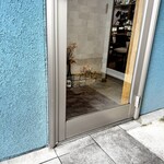 onde - 入り口、その２。 その１の中にもう１つ扉。 これも車いすにはちょっと重い。 ここを入れば店内。