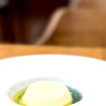 onde - 続いてスペシャリテの一皿。 淡路島玉ねぎのプリン。 青は沖縄の海をイメージ。 オリーブオイルの黄色と海藻ソースの青。 フレンチの皿の上にはあまり生まれない彩りが目を奪います。 遠心分離機で、玉ねぎから玉ねぎだけ抽出したような科学の力を感じます。 歯触りに玉ねぎらしさは微塵もなく、どこまでもなめらか。 おもしろいこと、やりやがります。