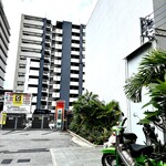 onde - 通りから一軒分奥まった場所にあってちょっとわかりにくいです。 駐車場の中というか右隣の窓なし、真っ白な建物が目印。 有料だけどこの駐車場の利用も可能。