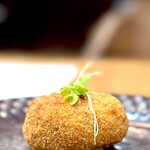 onde - 続いて、本日の温かい前菜。 ということはまだメインディッシュもあるんかよ？！ 北海道産 秋刀魚のクリームコロッケ。 これ、アンクルート（パイ包み）で有名なボ ールボキューズもびっくりする香りの爆弾です。