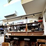 onde - オープンキッチン前はカウンター席。 ここが一番楽しそう。 すっごい旨そうな香りも味わえる。 しかも無料で！ 車いすにはちょっと高い。