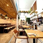 onde - 5mを超えそうな高い天井が気持ちいい。 グループ向けエリアはパーティションで仕切れるよう。 ボッチ用カウンター、カップル用テーブルも用意され居心地がすこぶるいい。 スノッブなファサードとは対照的に、店内にはきれいな光が降り注ぎます。