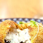 onde - エイヤ！で割ったら、秋刀魚の香りが爆発。 焼いた秋刀魚独特な香りと旨みはベシャメルソースと全然ケンカしません。 クリームコロッケはカニだけのものじゃないことが証明されました。 熱々で唇、火傷しながら思いっきり頬張るのが正しい食いかたです。 思いっきり行きましょう。 焼けた唇は彼女（彼）かワインにケアしてもらってね。