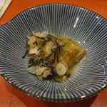 神楽坂おいしんぼ食堂 - 小皿にとって加茂茄子揚げ出しを頂いてみると、餡の塩気も良い塩梅で
      なすとエビと合わせて食べると食感の違いと旨味のバランスも良くて美味しいです。