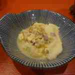 神楽坂おいしんぼ食堂 - 小皿にとって頂いてみると、我々が想像するだし巻き卵とは姿は異なりましたが
      ホタテの出汁が効いた鍋焼き卵的な味わいの卵料理はしっかり熱々で旨味があって美味しく