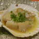 神楽坂おいしんぼ食堂 - ホタテの殻焼きは紐も同時に焼かれたお汁たっぷりな一品で