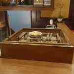 神楽坂おいしんぼ食堂 - その後はお店の方よりホタテの殻焼き350円がオススメと案内があったので注文し
      目の前でホタテの殻焼きが仕上げられる様を見ながらしばし待つと