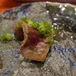 神楽坂おいしんぼ食堂 - ハリがあって肉々しい味わいのイチボ肉のたたきは美味しいのはもちろんの事
      しっかりと先の貝の旨味をしっかりとリセット出来る一品で