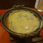 神楽坂おいしんぼ食堂 - 何秒かすると土鍋から膜が剥がれるように生地が剥がれ