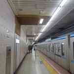 神楽坂おいしんぼ食堂 - 神楽坂駅のホームは意外と長いなぁと思いながらしばし進んでいき