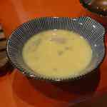 神楽坂おいしんぼ食堂 - 鍋に火が通った所で卵を入れていくださいと案内と共に卵が入った皿が置かれ