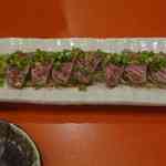 神楽坂おいしんぼ食堂 - 貝の後は違う旨味の食材を食べたいと言うことで、イチボ肉のたたきポン酢1200円を注文し