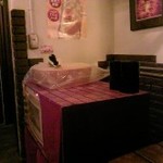 池袋酒場 がぶ - お店入口付近には大きなチーズが