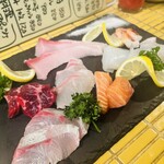 溺れる肴 - カルパッチョ　ブリ、鯵？、真鯛、サーモン、イカ、甘エビ、ヒラメ、鯨（鯨は醤油で）