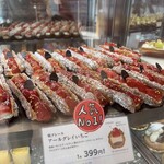 SWEETS BANK SHOP 春華堂 - ショーケース