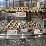 SWEETS BANK SHOP 春華堂 - ショーケース