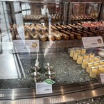 SWEETS BANK SHOP 春華堂 - ショーケース