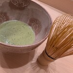 鮨 赫 sushi aka Tokyo - 【お抹茶体験】因みにわたしは表千家不白流。上下に茶筅を小刻み動かし、最後は穂先で表面を軽く撫でて大粒の泡を消すこと