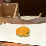 天ぷら 元吉 - 馬糞ウニ 大葉乗せ 濱中より