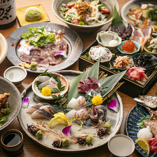 贅沢な一皿が揃うコース。全国津々浦々の銘酒飲み放題も