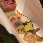 さ行 - 八寸：赤海老生揚げ・ユリ根のチーズ・こんにゃく・煮こごり・白身油揚げ巻・フォアグラレタス巻・のし海老・生ハムのアスパラ巻