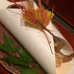 さ行 - 八寸：赤海老生揚げ・ユリ根のチーズ・こんにゃく・煮こごり・白身油揚げ巻・フォアグラレタス巻・のし海老・生ハムのアスパラ巻